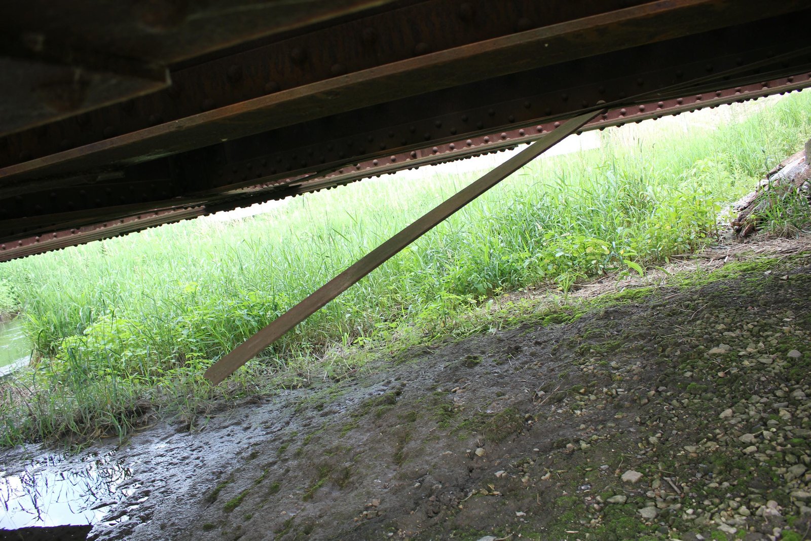 Broken lateral bracing